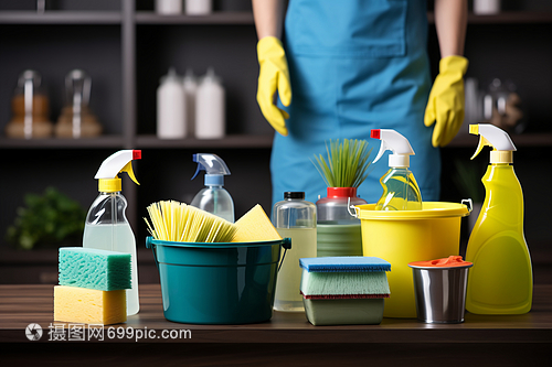 平凡崗位上的守護者 擦桌子的清潔工與清潔用品的默契